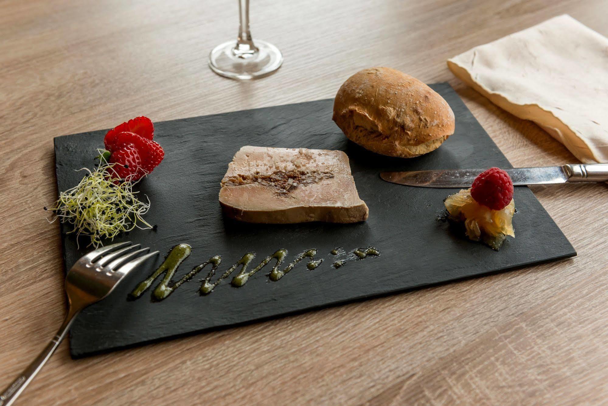 Logis Hotels - Au Poisson D'Argent - Hotel 3 Etoiles Et Restaurant Le Mesnil-en-Vallee Ngoại thất bức ảnh