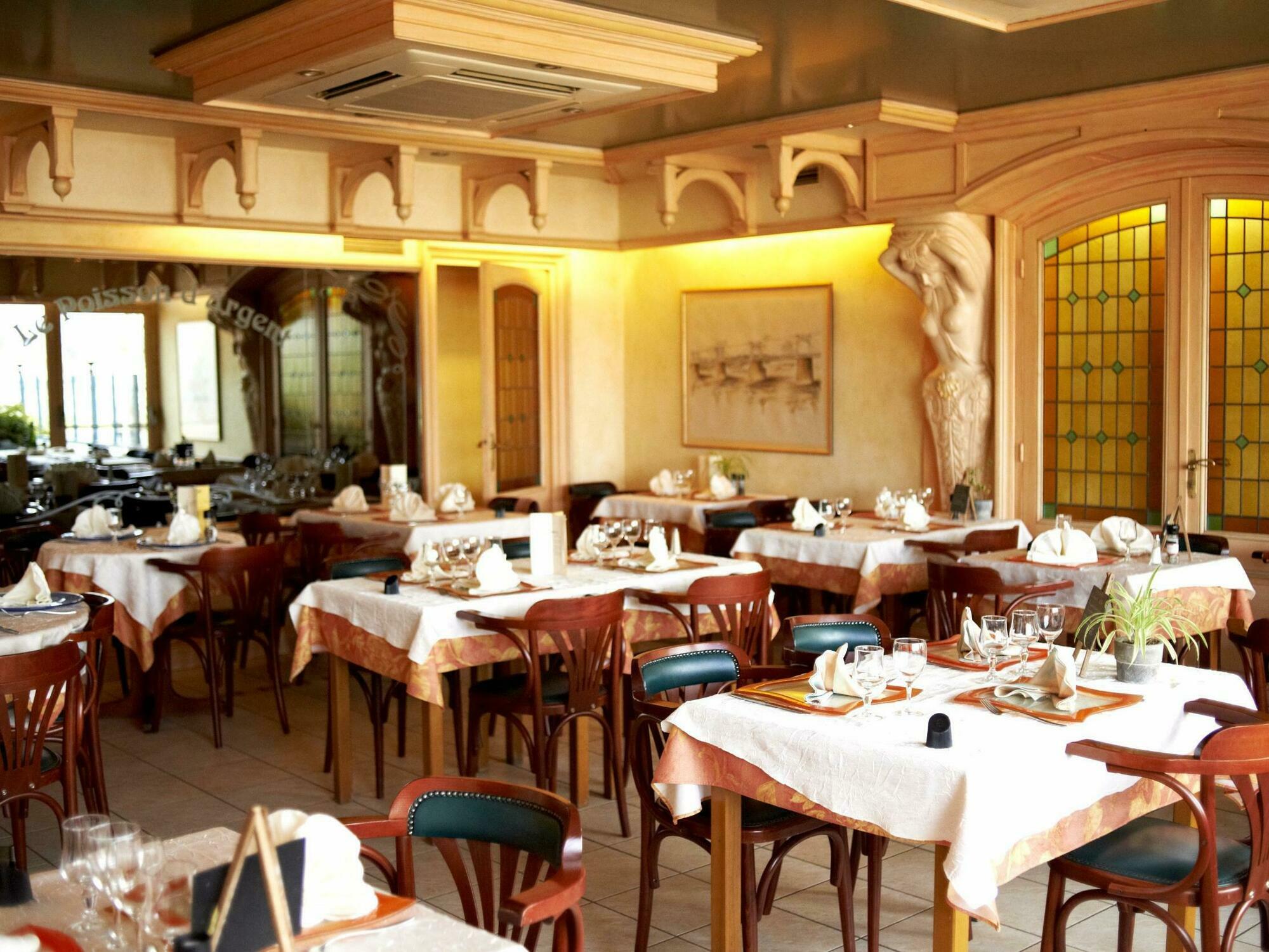 Logis Hotels - Au Poisson D'Argent - Hotel 3 Etoiles Et Restaurant Le Mesnil-en-Vallee Ngoại thất bức ảnh