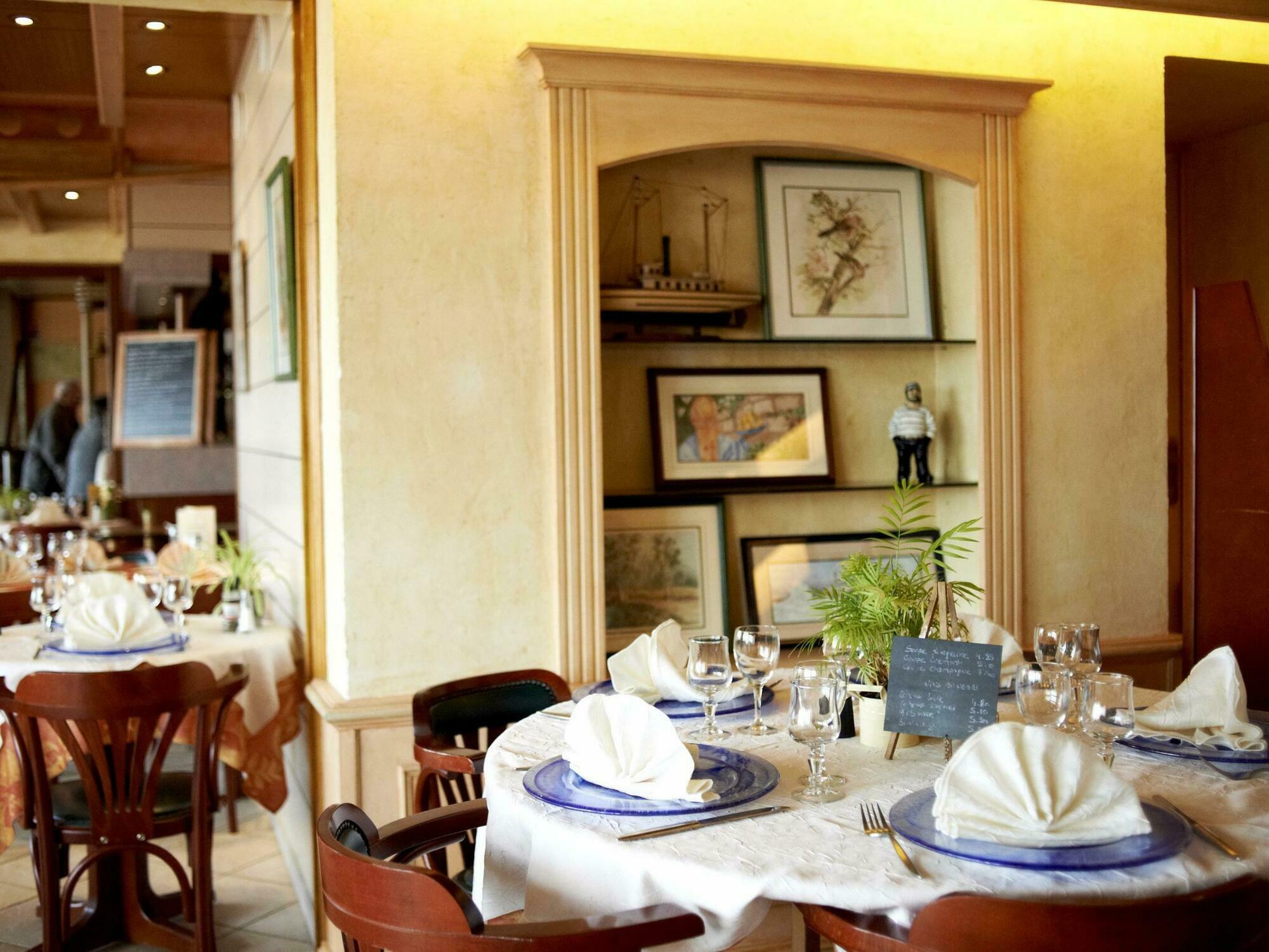 Logis Hotels - Au Poisson D'Argent - Hotel 3 Etoiles Et Restaurant Le Mesnil-en-Vallee Ngoại thất bức ảnh